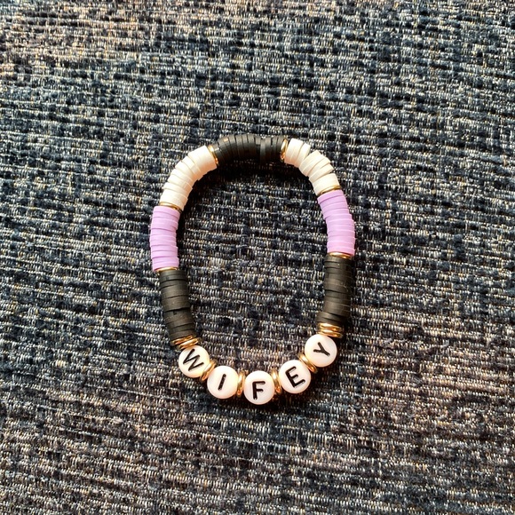 Personalized “Wifey” Heishi Bracelet - Picture 4 of 6